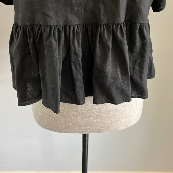 K/LAB size Large black cropped blouse with 🔑 hole back. Linen blend. - Picture 2 of 7